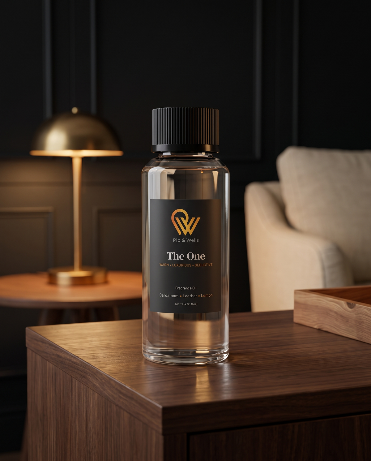 Olejek zapachowy Pip & Wells The One, 120 ml, z zestawu Essence of Luxury na orzechowej konsoli w salonie w stylu hotelowym