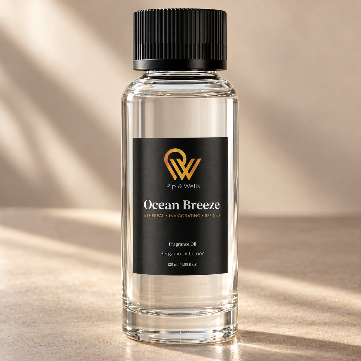 Widok z przodu na butelkę olejku zapachowego Pip & Wells Ocean Breeze o pojemności 120 ml na ciepłym beżowym tle
