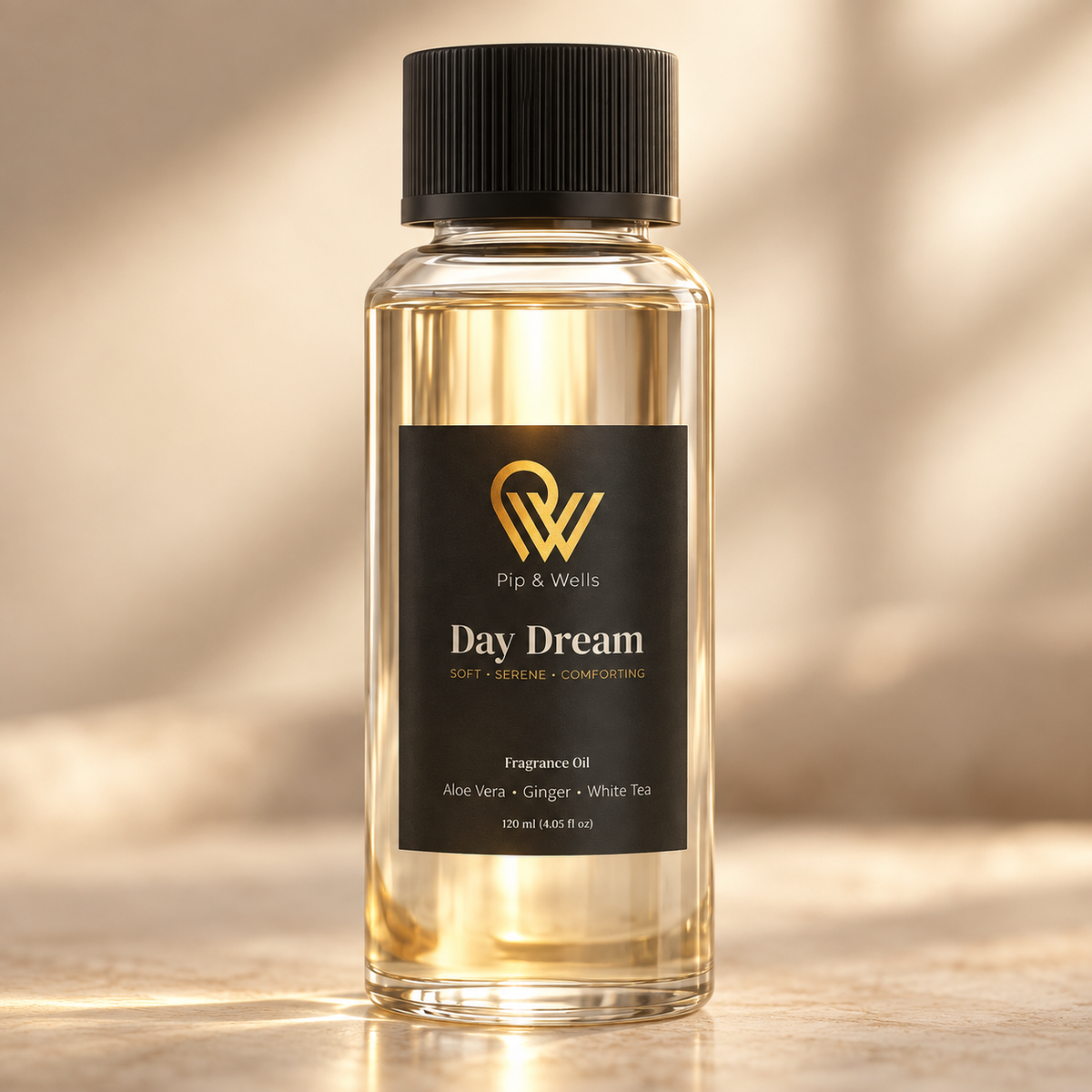 Widok z przodu na butelkę olejku zapachowego Pip & Wells Day Dream o pojemności 120 ml na ciepłym beżowym tle